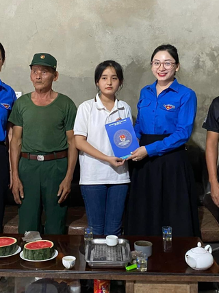 Thi tốt nghiệp THPT 2023: Đến tận nhà động viên thí sinh
