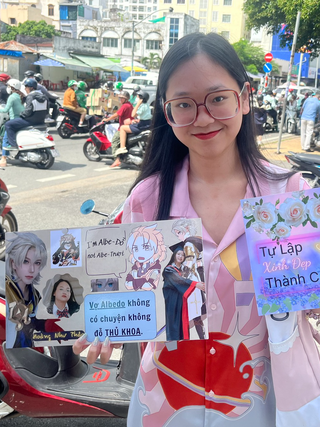 Chị gái thức đêm làm poster 'chồng yêu' tặng em gái thi tốt nghiệp THPT 2023