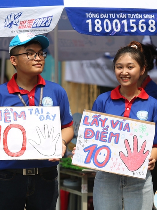 Thi tốt nghiệp THPT 2023: Hàng ngàn tình nguyện viên có mặt từ tờ mờ sáng