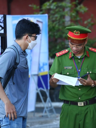 Chiến sĩ trẻ công an túc trực tiếp sức cho thí sinh
