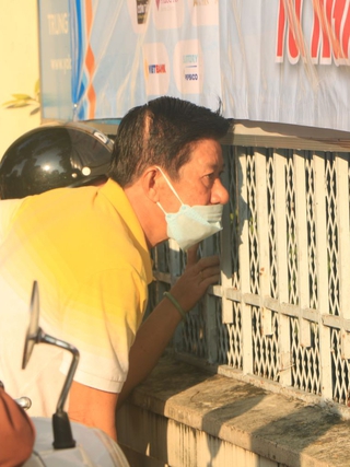 Xúc động khoảnh khắc phụ huynh không rời cổng trường, ngóng theo con từng phút, từng giây