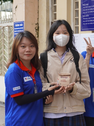 Về trường cũ tiếp sức thí sinh, bác bảo vệ nói câu bất ngờ...