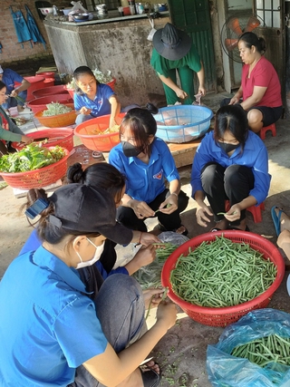 Tình nguyện viên hết lòng vì thí sinh và phụ huynh