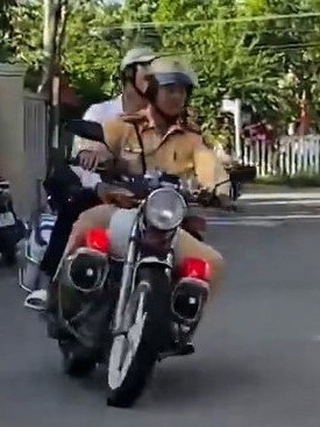 Thí sinh ở Quảng Ngãi ngủ quên, CSGT đến nhà rước đi thi tốt nghiệp THPT