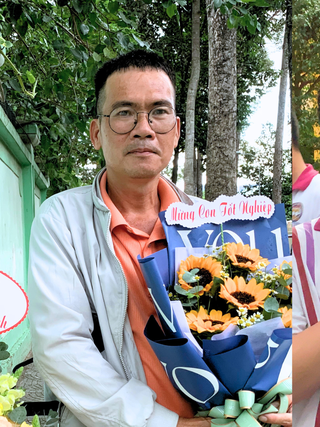 Kết thúc thi tốt nghiệp THPT: Cha xin nghỉ làm tạo bất ngờ cho con trai