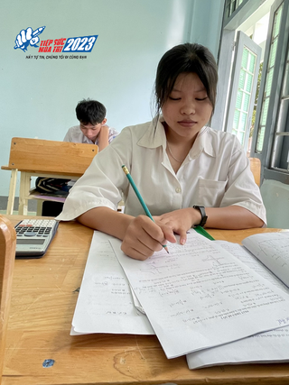 Nghị lực mùa thi: Nữ sinh hoàn cảnh khó khăn ước mơ vào đại học
