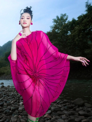 Gam hồng fuchsia gây mê hoặc trong những trang phục hè