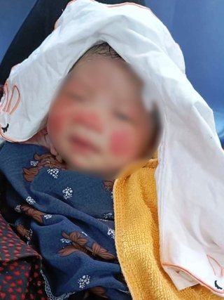 Tìm thân nhân cho bé gái sơ sinh bị bỏ rơi giữa trời nắng nóng