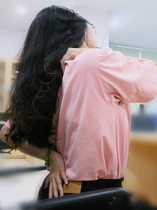 Người trẻ mắc bệnh… người già: Đau lưng, mỏi gối, tê tay