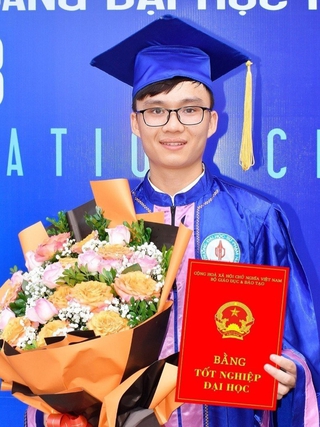 Chàng trai miền núi trở thành thủ khoa kép