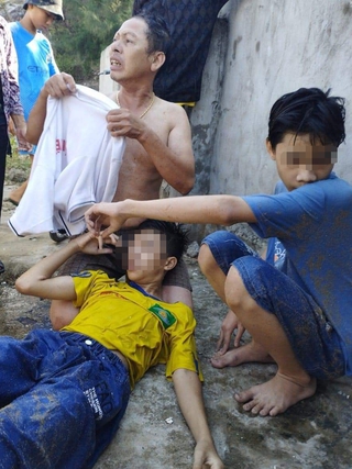 4 người dân dũng cảm lao ra cứu 2 trẻ em đang đuối nước