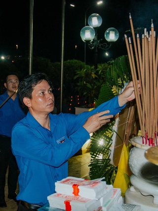 Người trẻ dâng hương, thắp nến tại Nghĩa trang liệt sĩ Ba Dốc