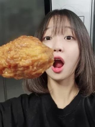 'Cô gái ăn khỏe nhất' có ngoại hình gây bất ngờ