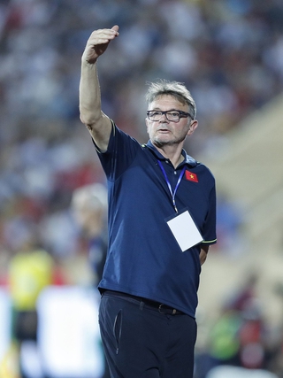 HLV Philippe Troussier tự tin chia sẻ với AFC về vòng loại World Cup 2026