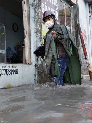Lội nhiều trong nước ngập dễ mắc những bệnh gì?