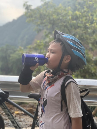 Cậu bé 10 tuổi đạp xe chinh phục 4 thủ đô trong 30 ngày