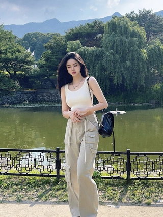 Chẳng cần mix đồ cầu kì, áo tank top basic vẫn giúp bạn thăng hạng phong cách