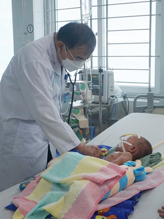 Lọc máu cứu trẻ mắc bệnh tay chân miệng mức độ 4