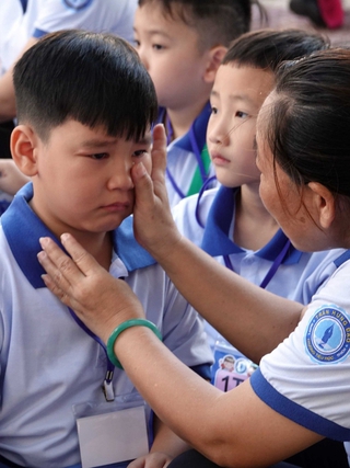 Ngày đầu tiên đi học, học sinh lớp 1 'nước mắt nhạt nhòa'