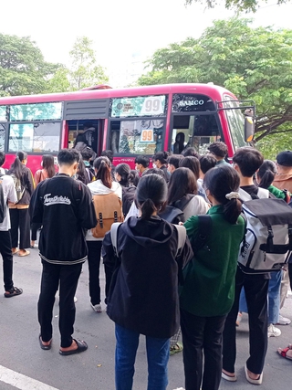 Coi chừng móc túi, sàm sỡ... khi đi xe buýt