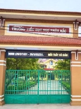 Giáng chức hiệu trưởng đánh hiệu phó