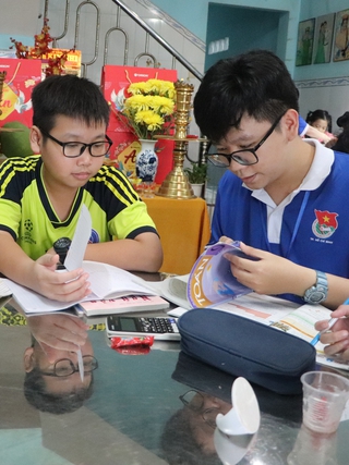 Theo bước chân tình nguyện: 'Gia sư áo xanh' của con em công nhân