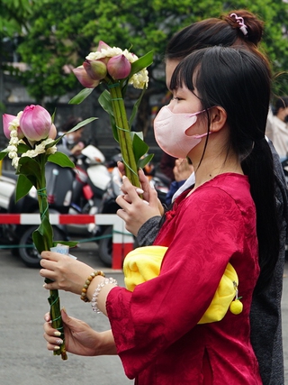 Lễ Vu Lan: Đến chùa cầu mong bình an, hạnh phúc cho cha mẹ đang ở quê