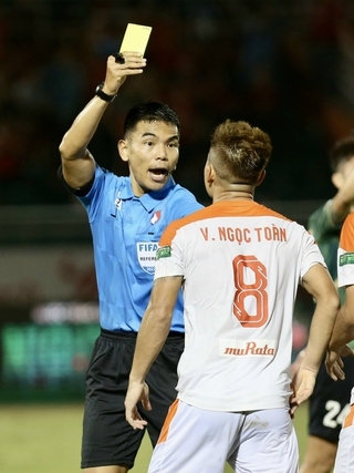 Trọng tài Thái Lan bắt trận derby nảy lửa tranh ngôi đầu bảng V-League