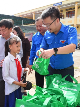 Anh Nguyễn Tường Lâm tham gia nhiều hoạt động Kỳ nghỉ hồng tại Đồng Tháp
