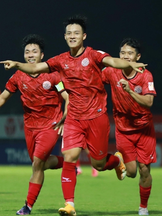 Trò cưng HLV Troussier rực sáng, cuộc đua giành vé lên V-League thêm kịch tính