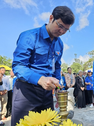Bí thư thứ nhất T.Ư Đoàn Bùi Quang Huy viếng Nghĩa trang Hàng Dương