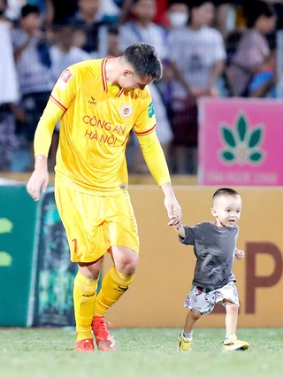 Filip Nguyễn gây bất ngờ sau khi giúp CLB Công an Hà Nội lên ngôi đầu V-League