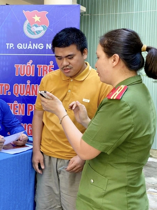 Phát động phong trào 'Tôi và bạn có ví điện tử VNeID'