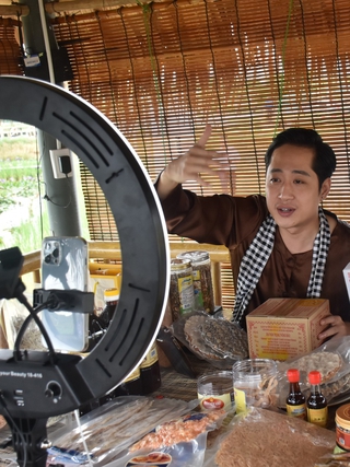 'Mách nước' cho thanh niên cách bán hàng trực tuyến