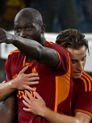 Lukaku và Dybala giúp AS Roma thắng cực đậm, HLV Mourinho thở phào nhẹ nhõm