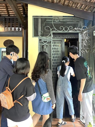 Bạn trẻ thích thú trải nghiệm thang máy hơn nửa thế kỷ ở TP.HCM