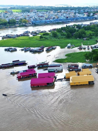 Độc đáo làng bè '7 sắc cầu vồng' mới xuất hiện ở An Giang