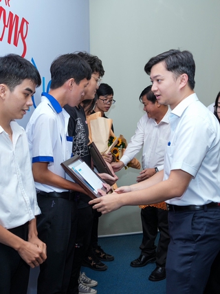 Học bổng giúp học sinh nghèo viết tiếp ước mơ