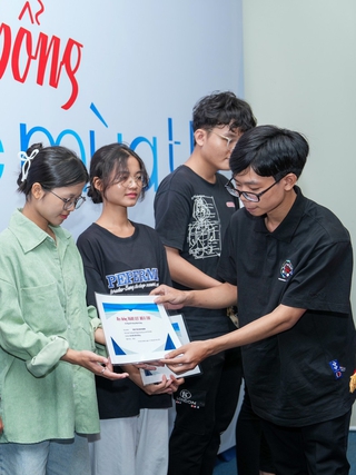 Cậu học trò bữa ăn chỉ rau, mì gói san sẻ 1 tỉ đồng tiền hỗ trợ