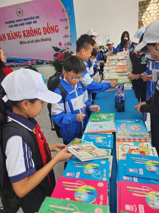 Tết Trung thu, học sinh thỏa thích 'mua sắm' tại gian hàng không đồng
