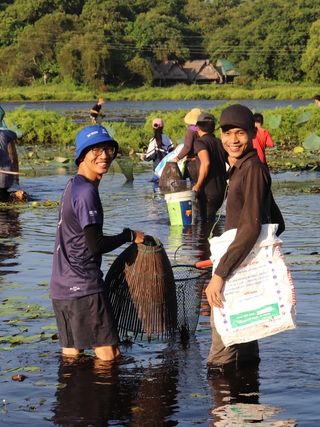 Nô nức lội bùn bắt cá ngày lễ