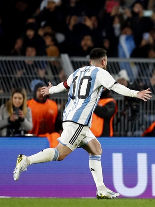 Messi ghi siêu phẩm đá phạt giúp đội tuyển Argentina đánh bại Ecuador