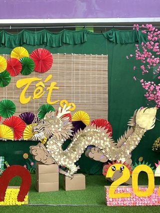 Linh vật rồng làm bằng bìa carton của các giáo viên mầm non nhận ‘mưa lời khen’