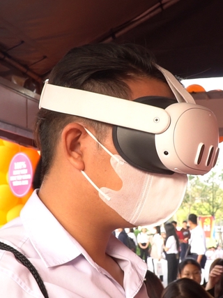Học sinh trải nghiệm kính thực tế ảo VR, uống trà trong ngày hội Tư vấn mùa thi 2024