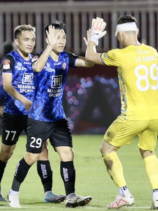 HLV Vũ Tiến Thành đón trò cũ lên Pleiku, giúp HAGL thoát nguy cơ rớt hạng
