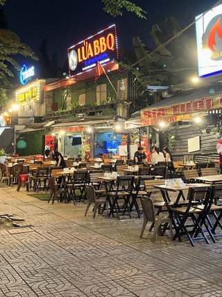 Vào 'mùa' tiệc tùng cuối năm, nhiều quán nhậu ở TP.HCM vẫn vắng tanh