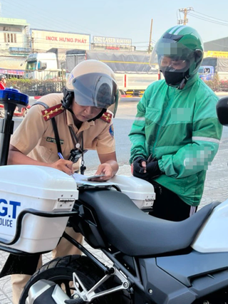 CSGT Thành phố Hồ Chí Minh: Kiến nghị tăng nặng mức phạt nếu dùng điện thoại khi lái xe