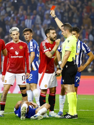 Hàng thủ thảm họa, Bruno lại nhận thẻ đỏ: M.U thoát thua may mắn ở Europa League