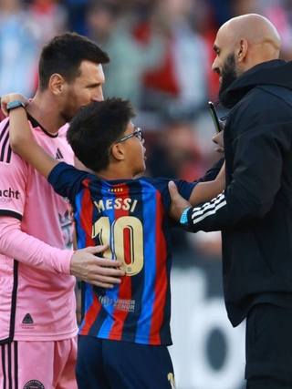 Hành động gây sốt của Messi: Nhờ vệ sĩ riêng chụp ảnh cho CĐV chạy xuống sân