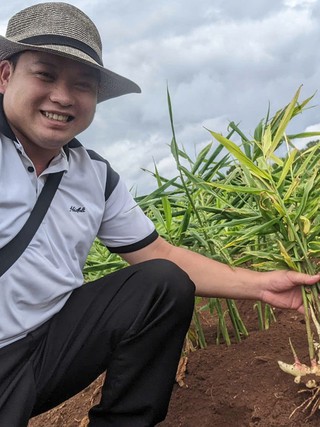 Từng bốc hàng, bán rau ngoài chợ, chàng trai có sự thay đổi không ai ngờ tới